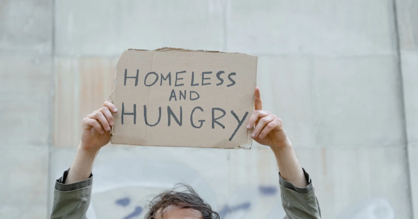 Immagine notizia povertà persona povera con cartello